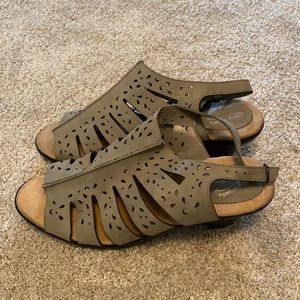 Easy Street Comfort Wave Sandals Size 11 W
